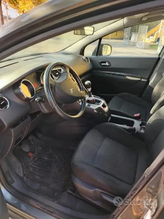 Peugeot 5008 2010 photo 3