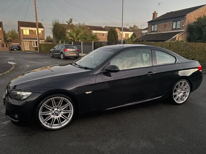 BMW 3 Series 2009 photo 2