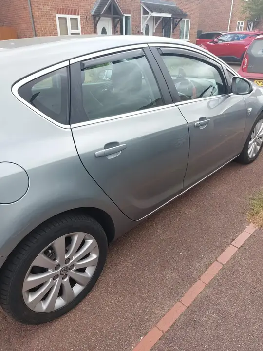 Vauxhall Astra 2012 photo 2