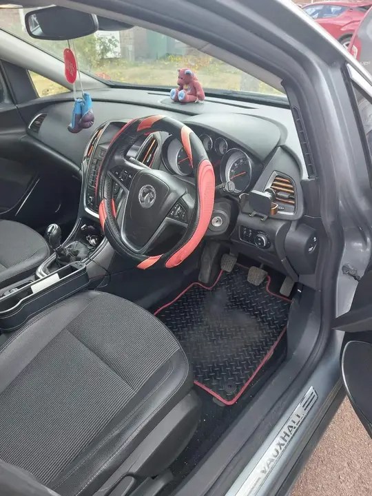 Vauxhall Astra 2012 photo 4