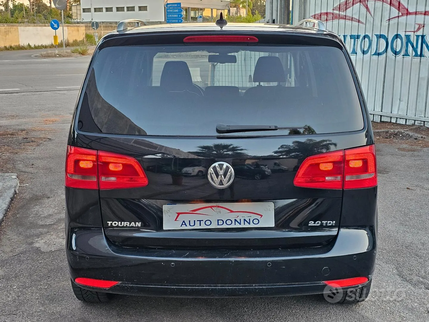 Volkswagen Touran 2011 photo 2