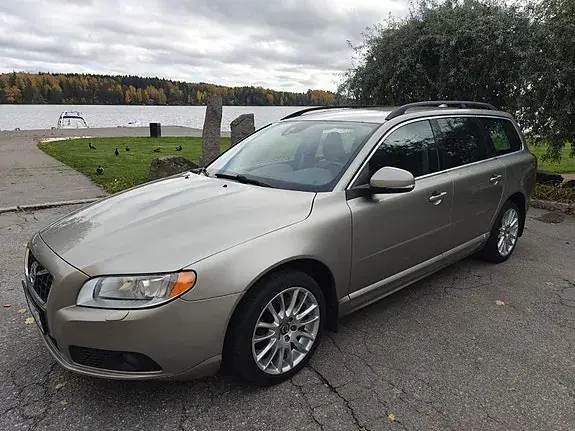 Volvo V70 2012 photo 2