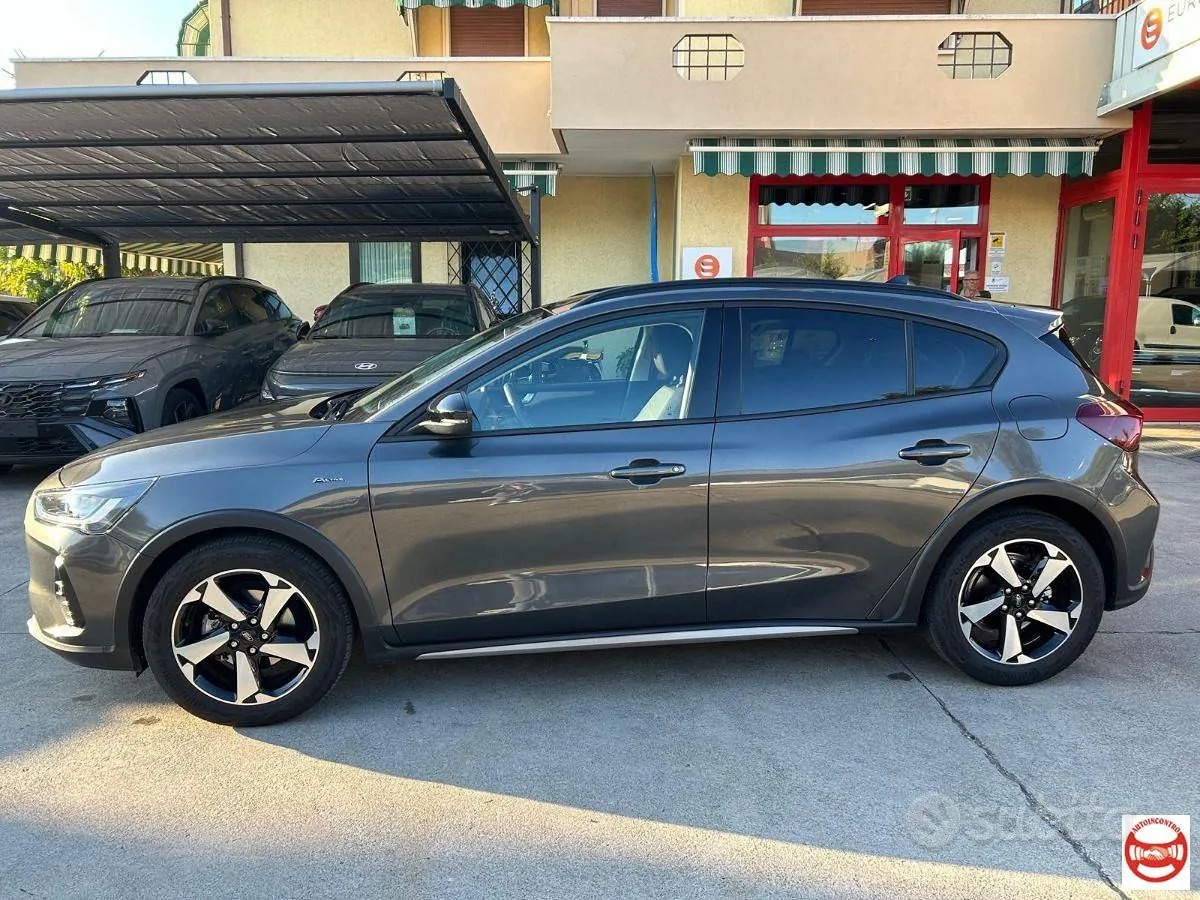 Ford Focus 2022 photo 2