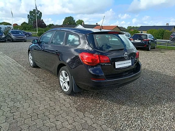 Opel Astra 2011 photo 2