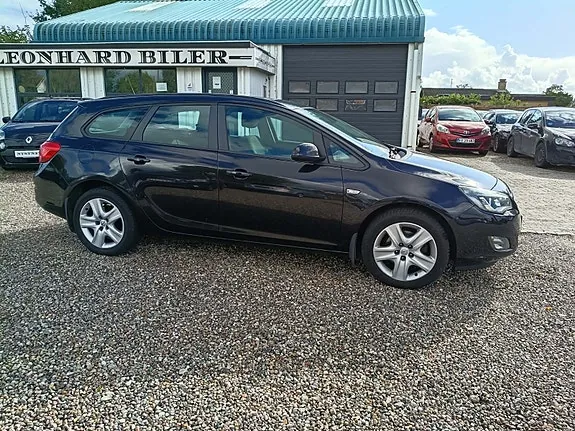 Opel Astra 2011 photo 4