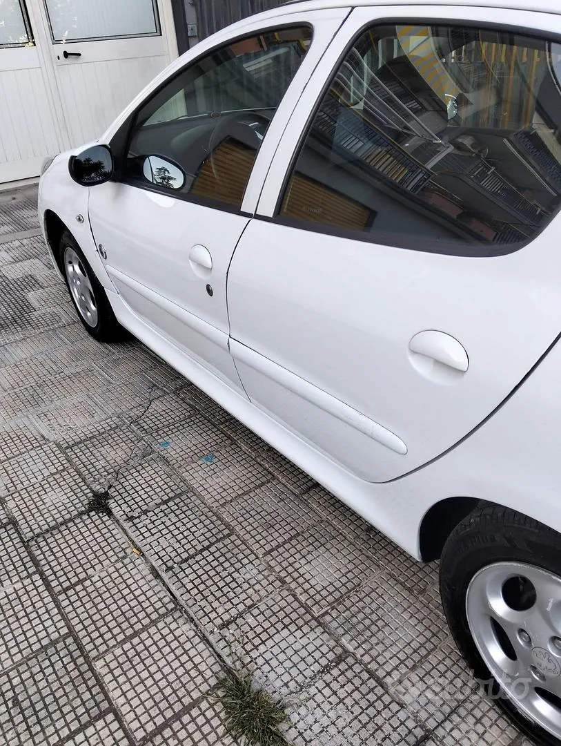 Peugeot 206 2012 photo 2