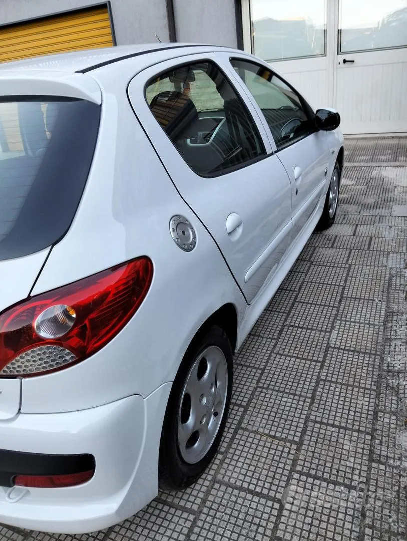 Peugeot 206 2012 photo 3