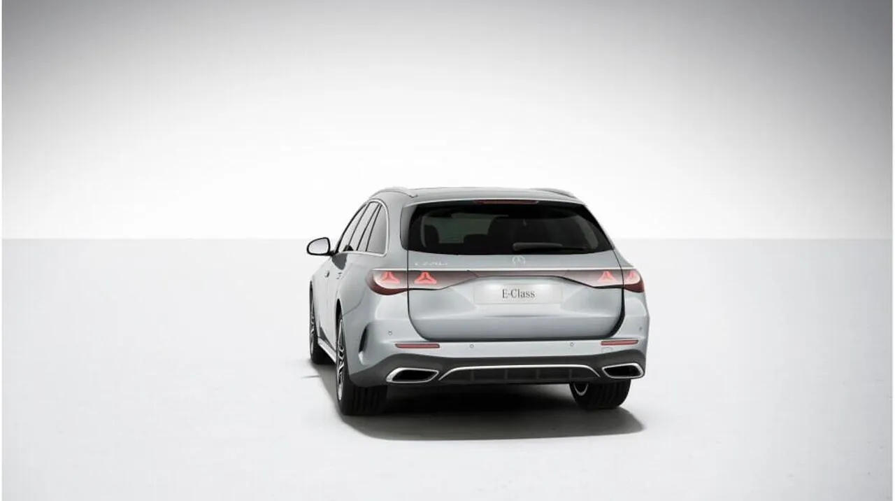 Mercedes-Benz E-Class photo 4