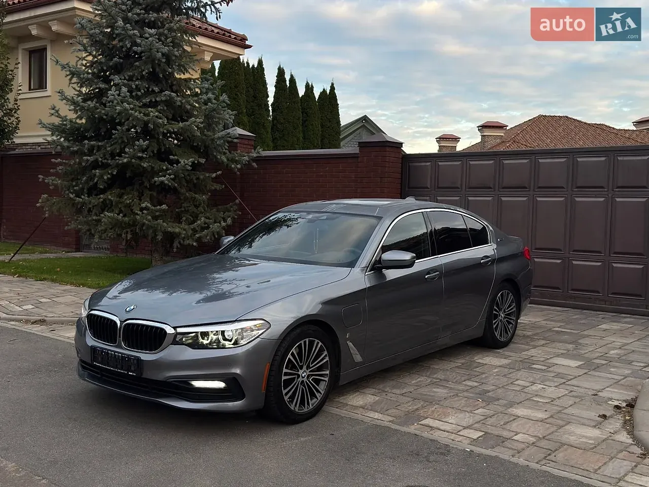 BMW 5 Series 2018 photo 2