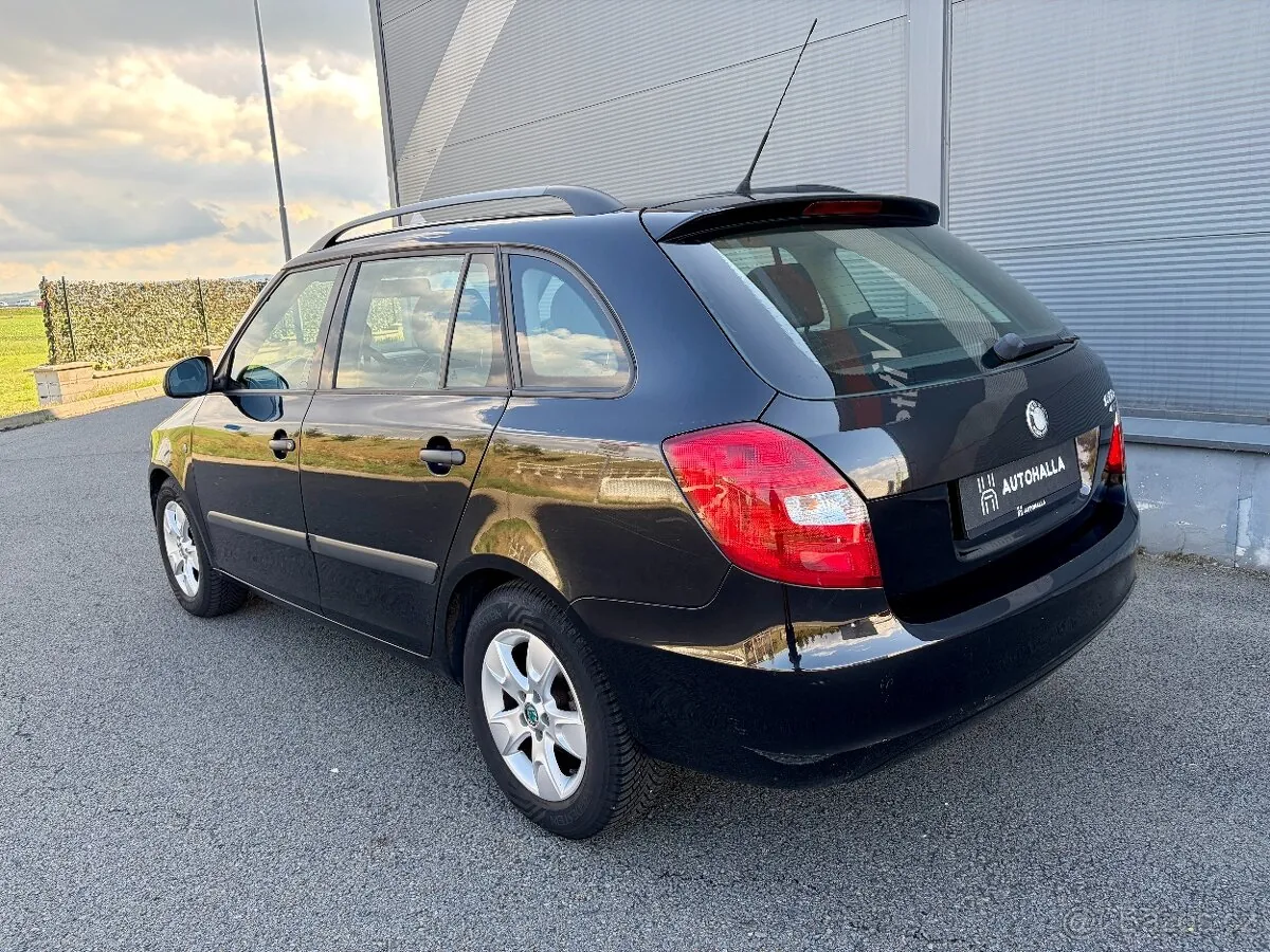 Skoda Fabia Combi 2009 photo 2