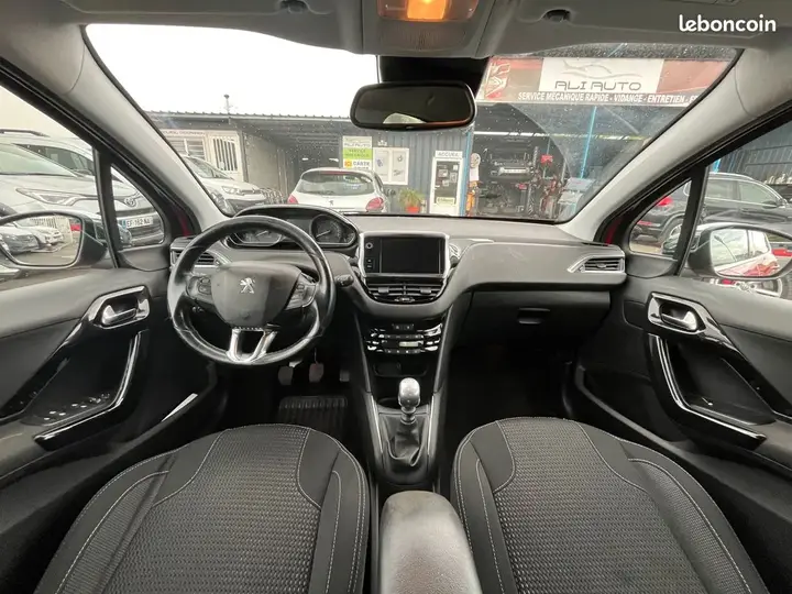 Peugeot 208 2019 photo 3