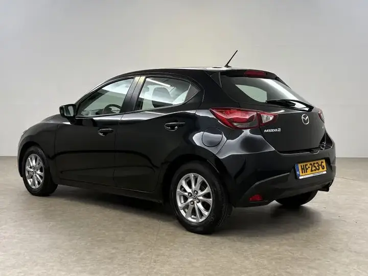 Mazda 2 2015 photo 3