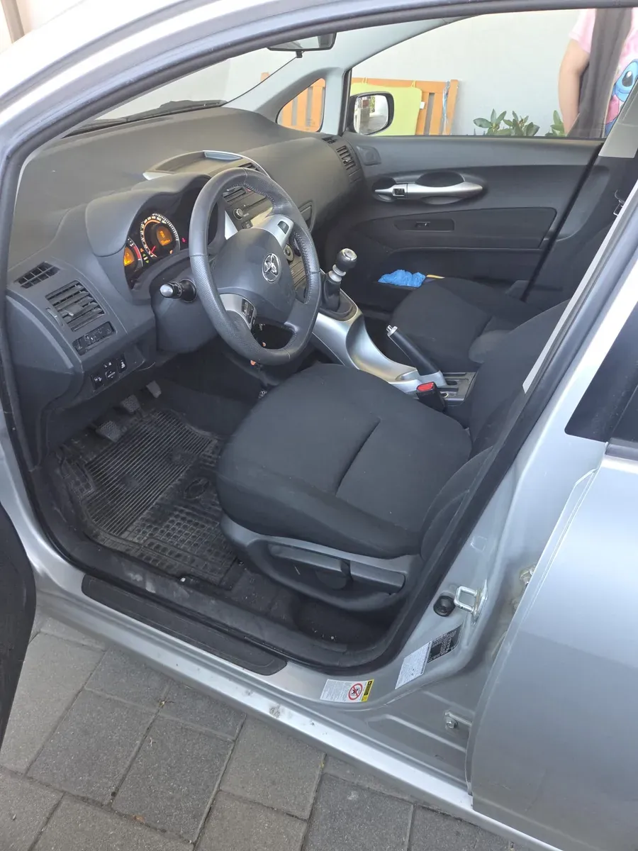 Toyota Auris 2010 photo 2