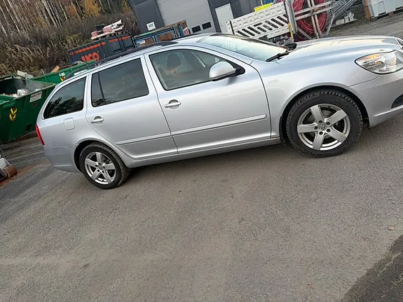 Skoda Octavia 2012 photo 2