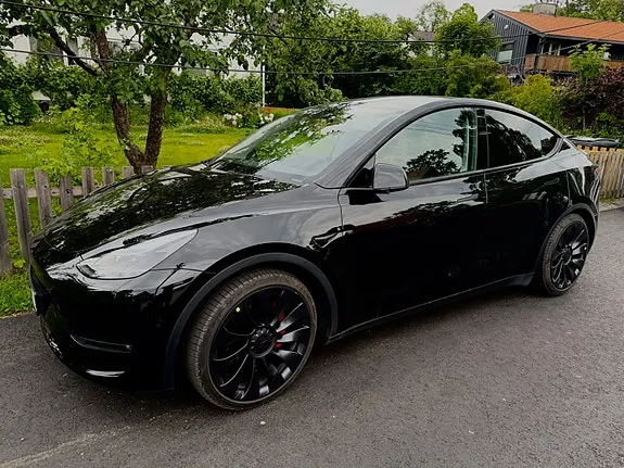 Tesla Model Y 2023 photo 2