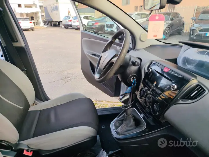 Lancia Ypsilon 2013 photo 5
