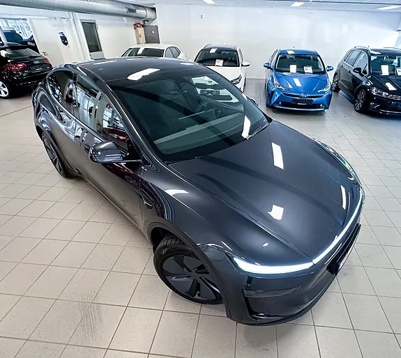 Tesla Model Y 2026 photo 2