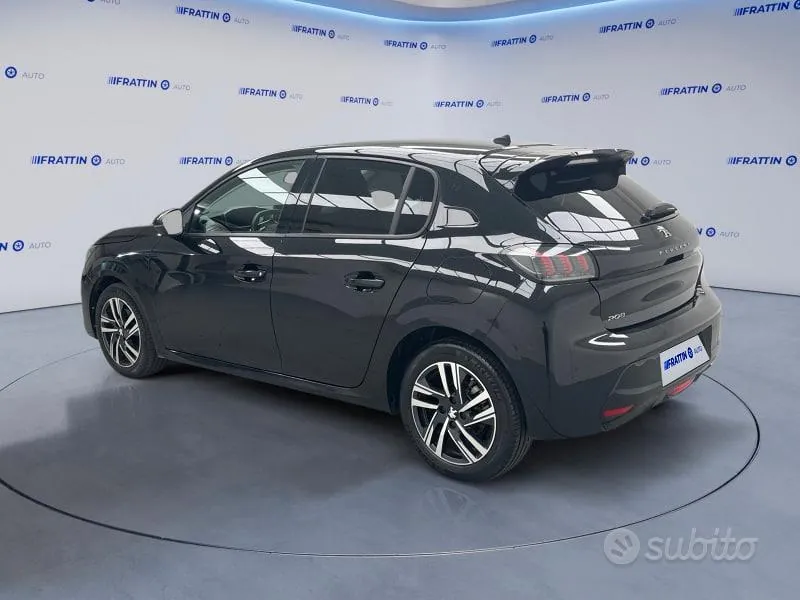 Peugeot 208 2023 photo 2