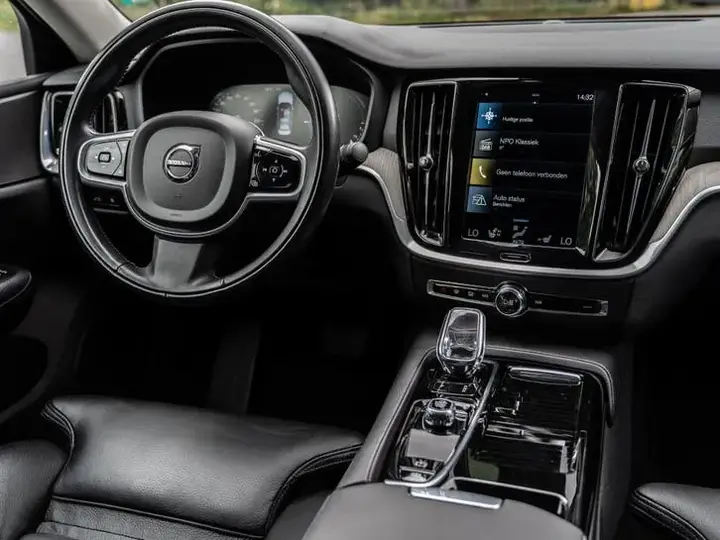 Volvo S60 2022 photo 2
