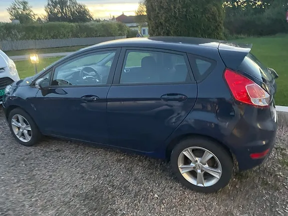 Ford Fiesta 2012 photo 2