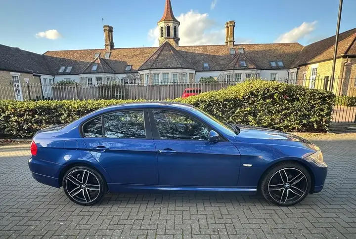BMW 3 Series 2011 photo 3