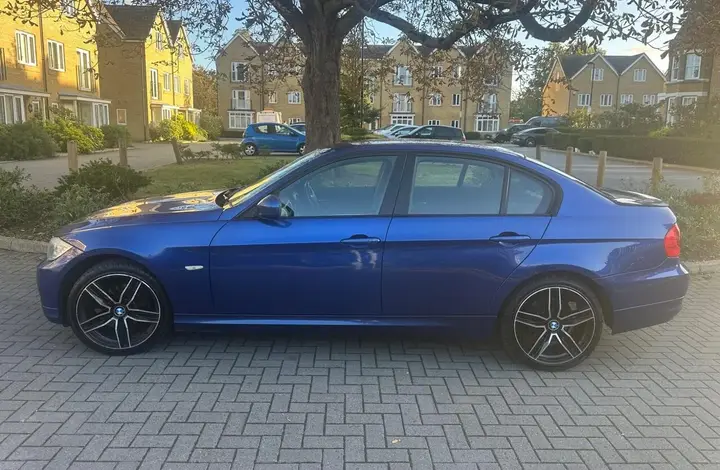 BMW 3 Series 2011 photo 2
