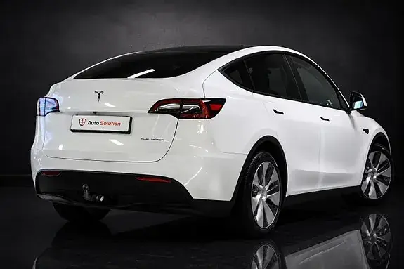 Tesla Model Y 2023 photo 2