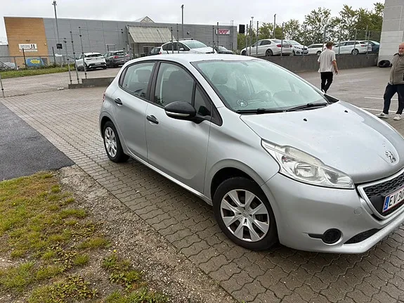 Peugeot 208 2012 photo 2