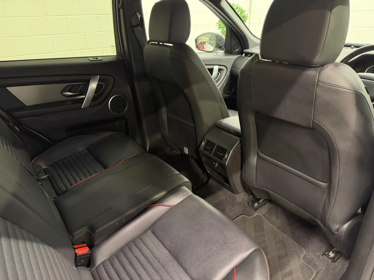 Land Rover Discovery Sport 2023 photo 4