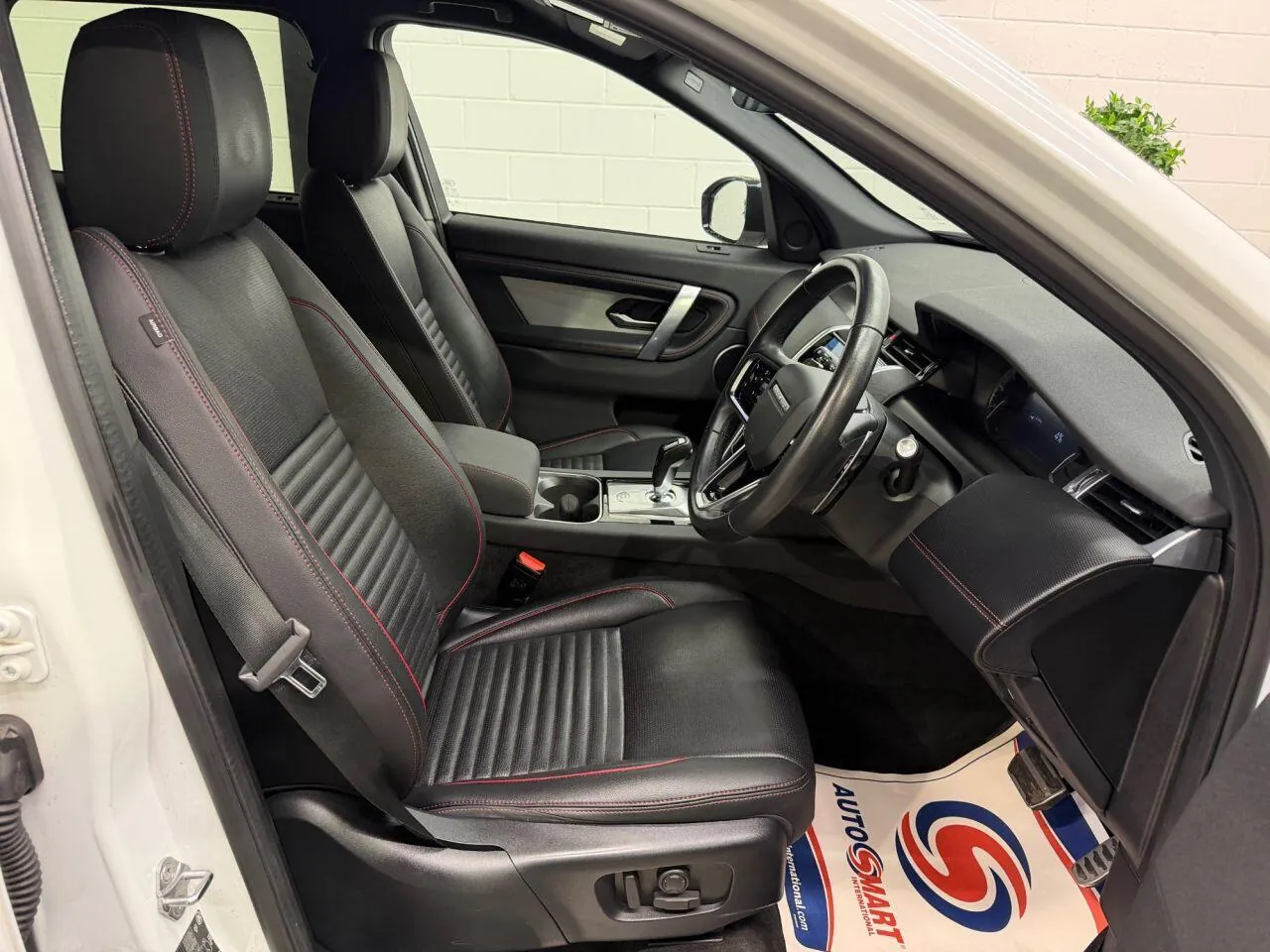Land Rover Discovery Sport 2023 photo 2
