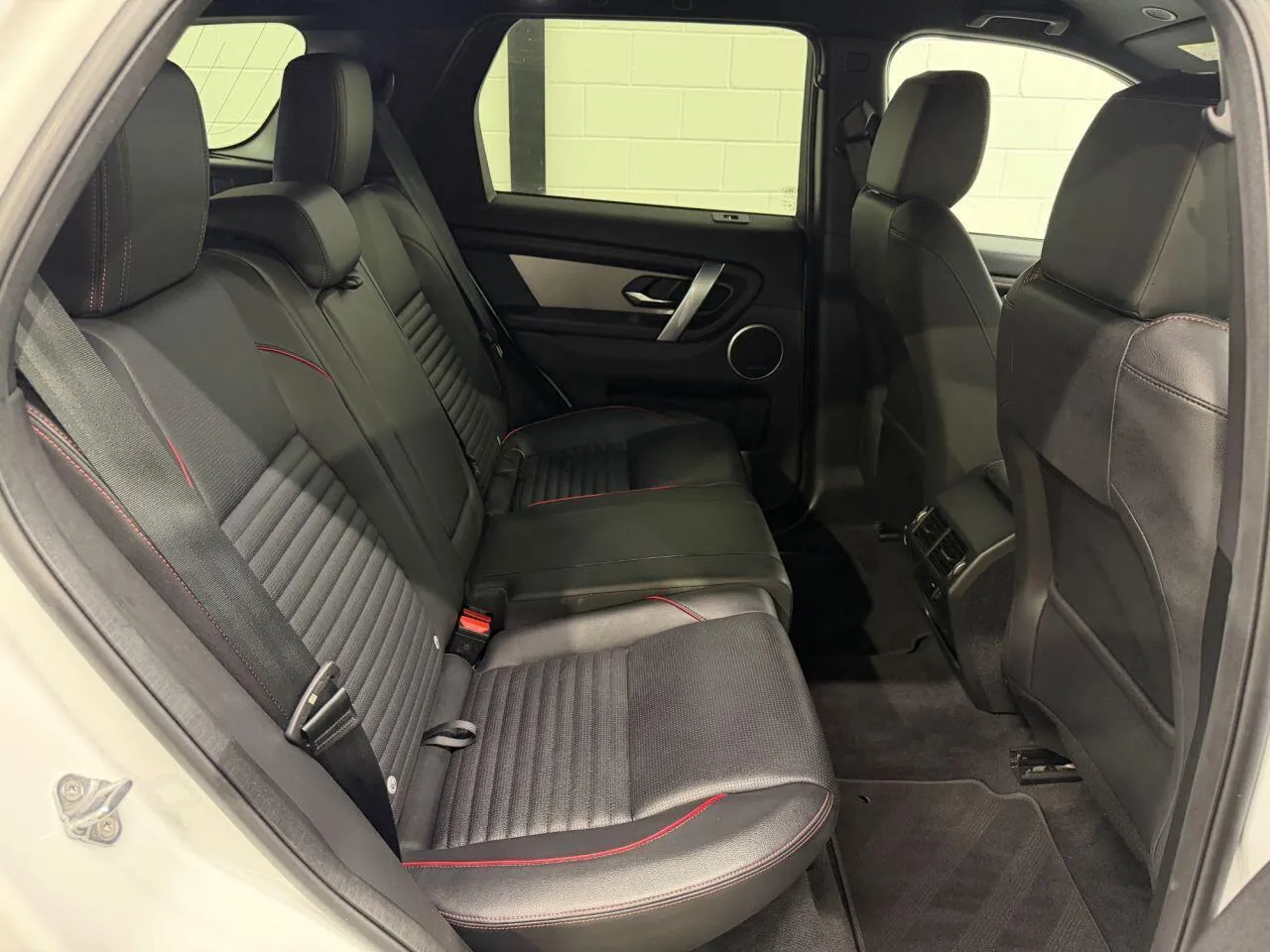 Land Rover Discovery Sport 2023 photo 3