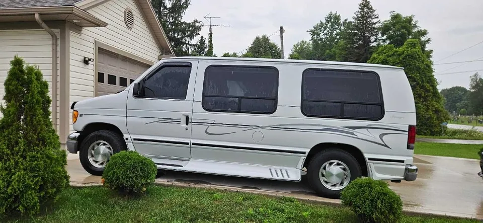 Ford E-150 2002 photo 2