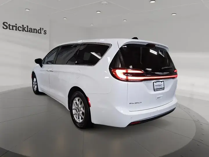 Chrysler Pacifica 2024 photo 4