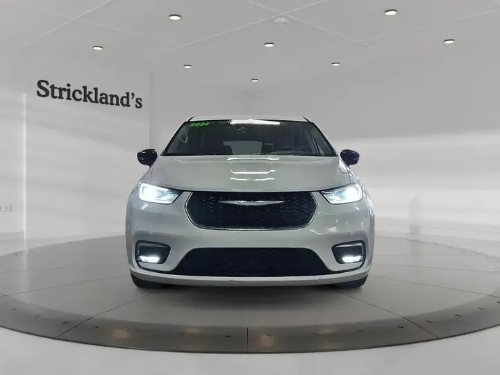 Chrysler Pacifica 2024 photo 2