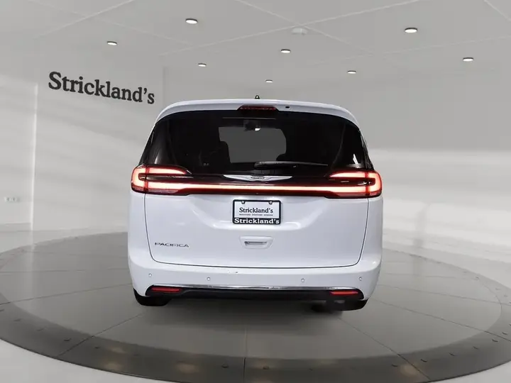 Chrysler Pacifica 2024 photo 3