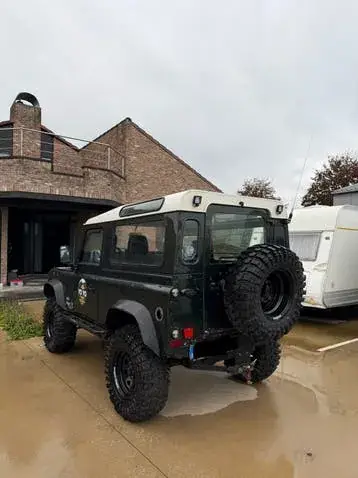 Land Rover Defender photo 4