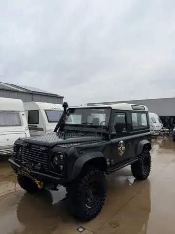Land Rover Defender photo 3