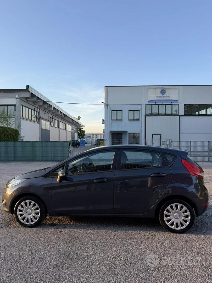 Ford Fiesta 2011 photo 2