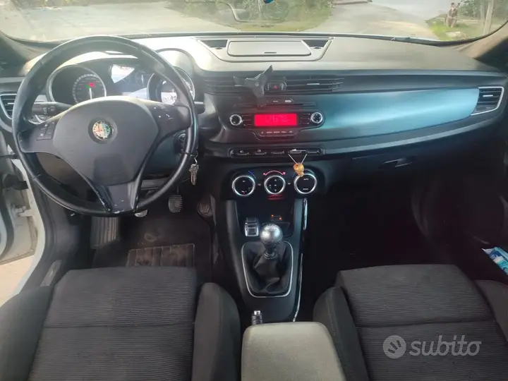 Alfa Romeo Giulietta 2012 photo 5
