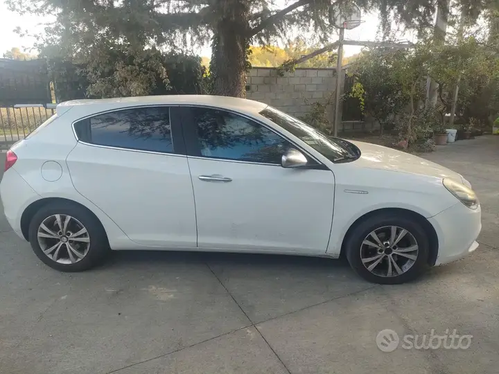 Alfa Romeo Giulietta 2012 photo 2
