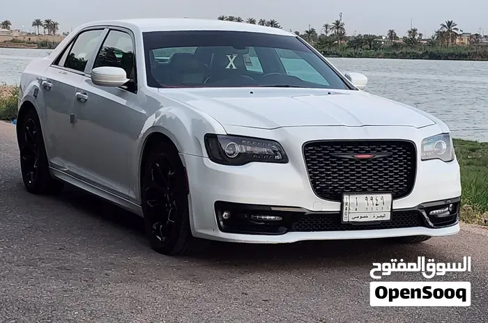 Chrysler 300 2011 photo 2