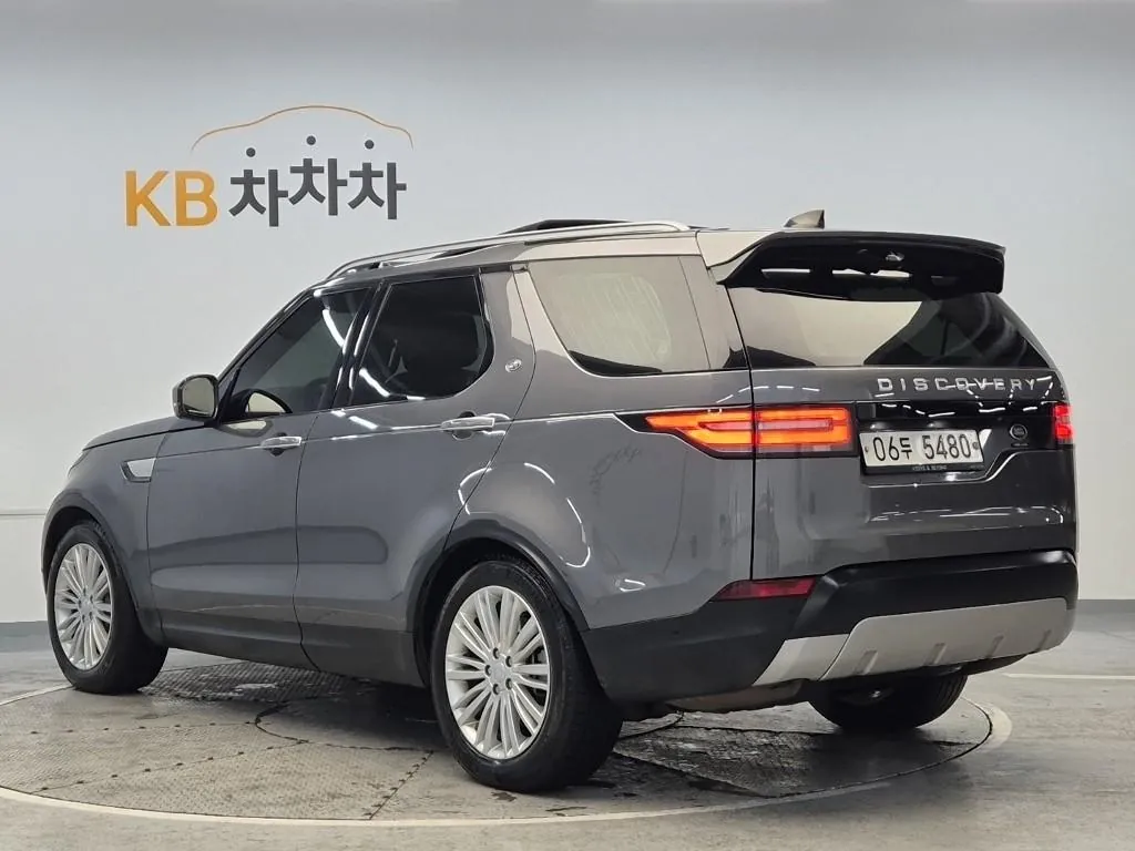 Land Rover Discovery 2019 photo 2