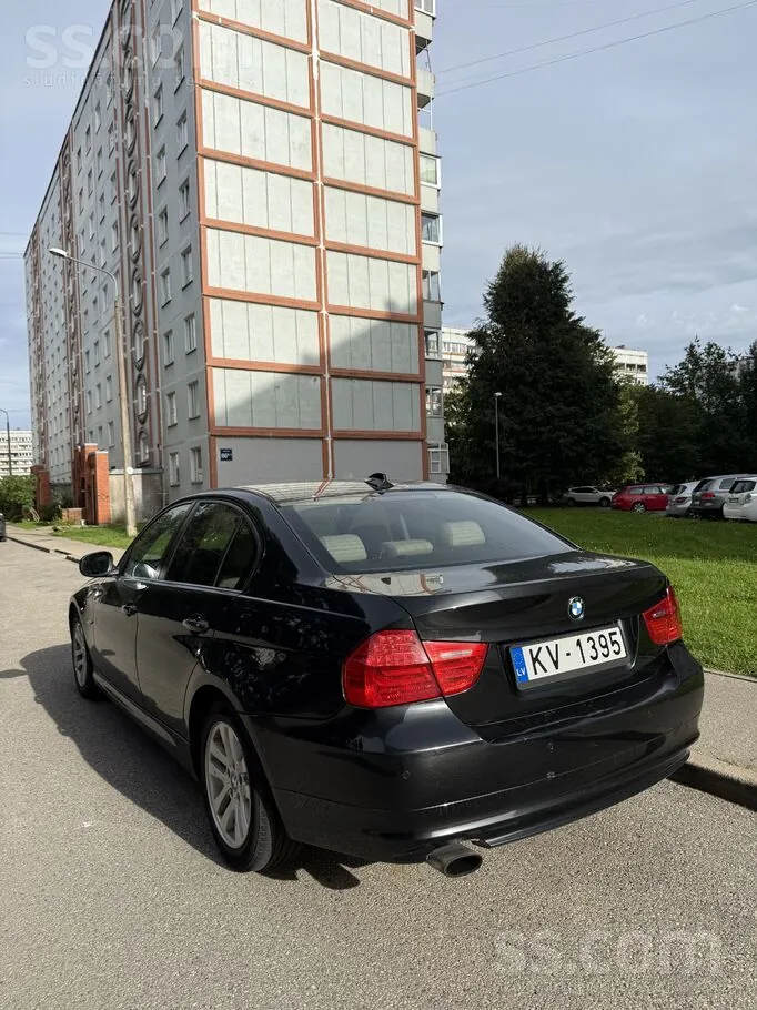 BMW 318 2010 photo 3