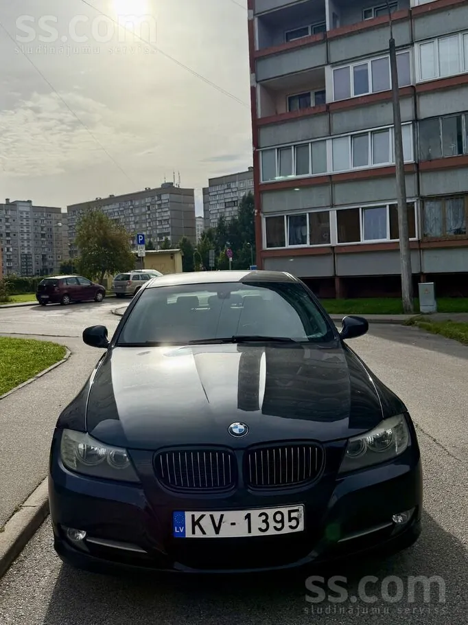BMW 318 2010 photo 2
