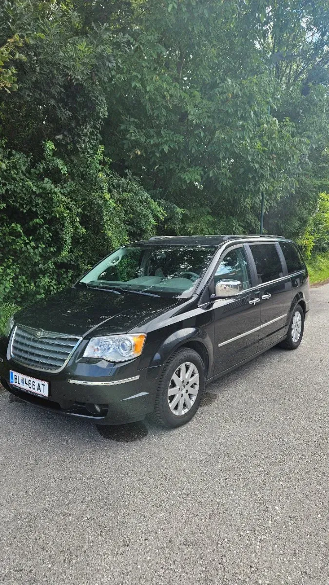 Chrysler Voyager 2010 photo 2