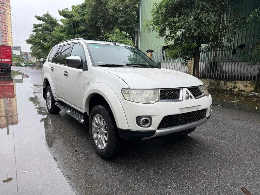 Mitsubishi Pajero Sport 2012 photo 2