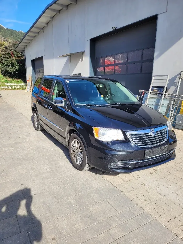 Lancia Voyager 2015 photo 2