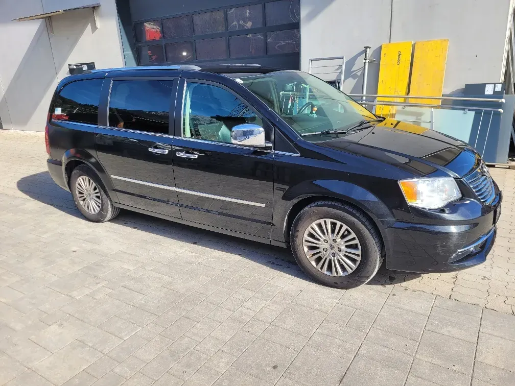 Lancia Voyager 2015 photo 3