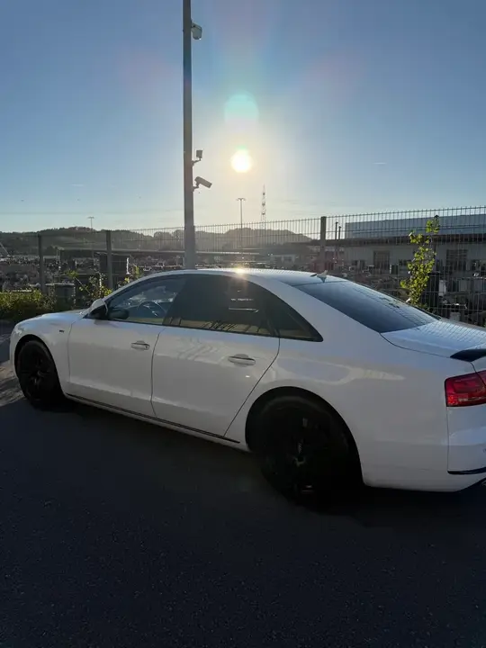 Audi A8 2011 photo 2