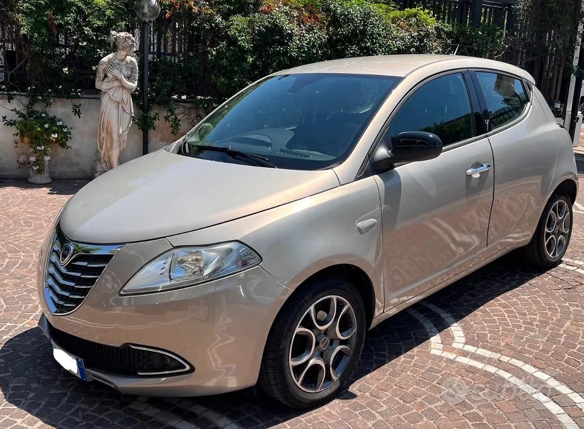 Lancia Ypsilon 2015 photo 2